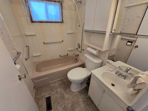 5208 55 Avenue, Grimshaw, AB - Indoor Photo Showing Bathroom