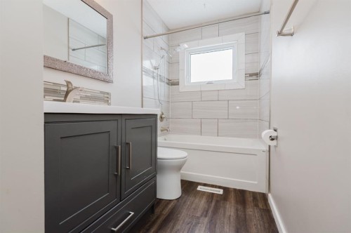 9713 75 Avenue, Grande Prairie, AB - Indoor Photo Showing Bathroom