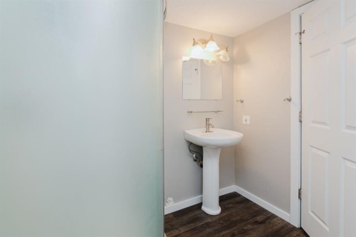 9713 75 Avenue, Grande Prairie, AB - Indoor Photo Showing Bathroom