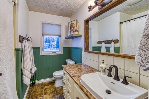 1122 6 Ave West, Beaverlodge, AB - Indoor Photo Showing Bathroom