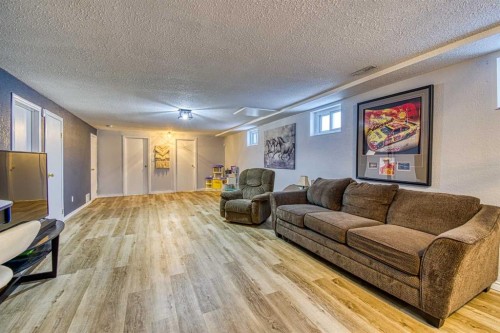 1122 6 Ave West, Beaverlodge, AB - Indoor Photo Showing Living Room