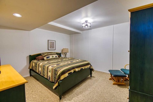 1122 6 Ave West, Beaverlodge, AB - Indoor Photo Showing Bedroom