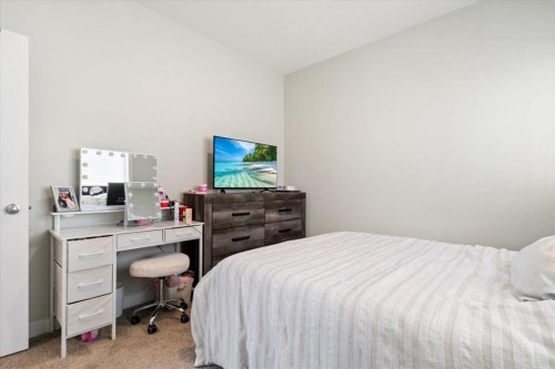 9601 114 Avenue, Clairmont, AB - Indoor Photo Showing Bedroom