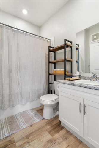 9601 114 Avenue, Clairmont, AB - Indoor Photo Showing Bathroom