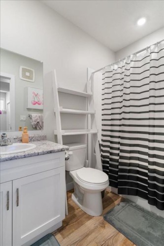 9601 114 Avenue, Clairmont, AB - Indoor Photo Showing Bathroom