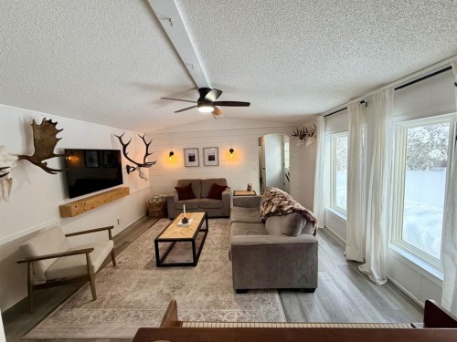 10309 103 Ave, La Crete, AB - Indoor Photo Showing Living Room