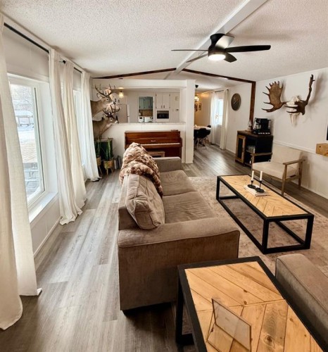 10309 103 Ave, La Crete, AB - Indoor Photo Showing Living Room