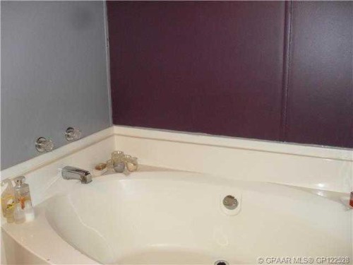 902 2B Street Se, Manning, AB - Indoor Photo Showing Bathroom