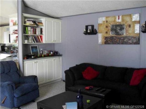 902 2B Street Se, Manning, AB - Indoor Photo Showing Living Room