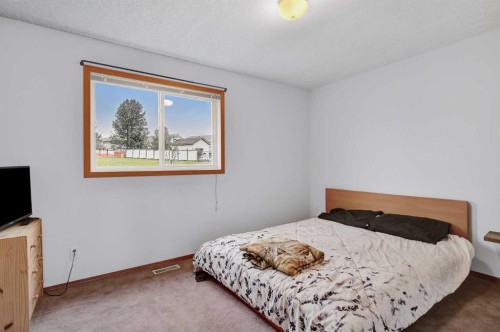 10816 Stern Cres, Grande Cache, AB - Indoor Photo Showing Bedroom