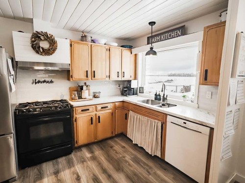 106157 Range Road 142, Rural Mackenzie County, AB - Indoor Photo Showing Kitchen With Double Sink