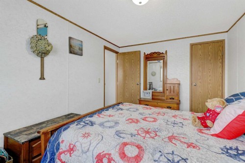 10914 96 Street, Clairmont, AB - Indoor Photo Showing Bedroom