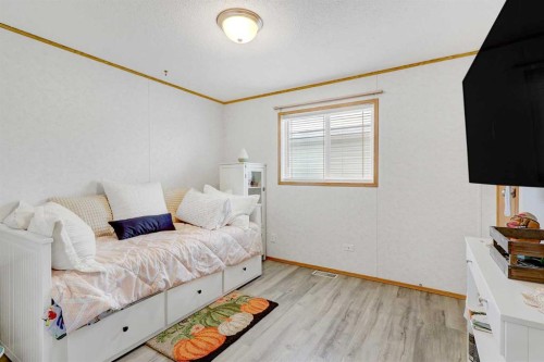 10914 96 Street, Clairmont, AB - Indoor Photo Showing Bedroom