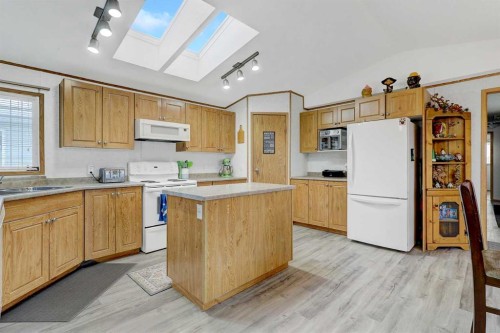 10914 96 Street, Clairmont, AB - Indoor Photo Showing Kitchen