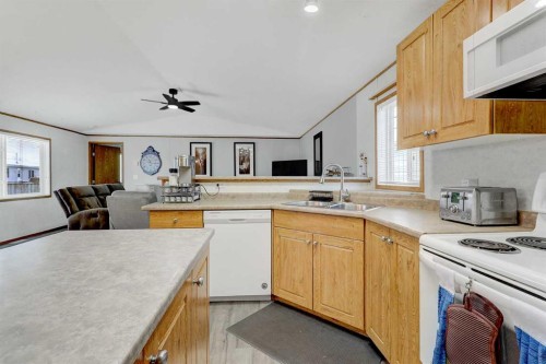 10914 96 Street, Clairmont, AB - Indoor Photo Showing Kitchen With Double Sink