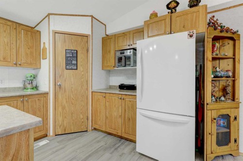 10914 96 Street, Clairmont, AB - Indoor Photo Showing Kitchen
