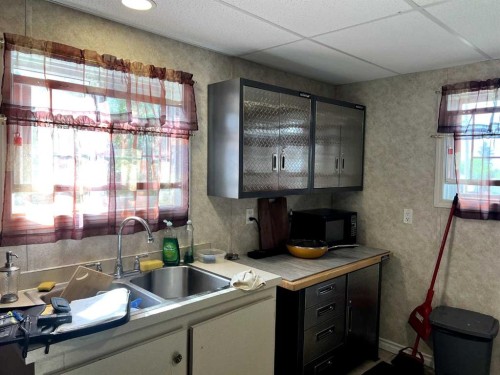 5013 50 Avenue, Valleyview, AB - Indoor Photo Showing Kitchen With Double Sink
