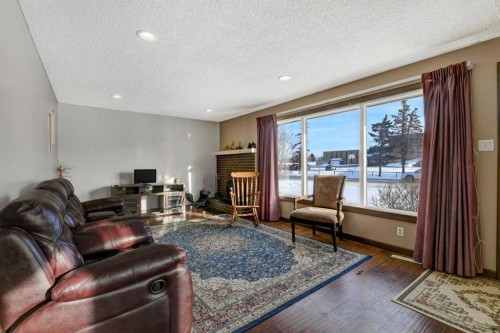 5204 48 Street, Valleyview, AB - Indoor Photo Showing Living Room