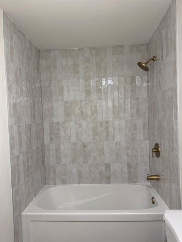 11400 105 Avenue, Fairview, AB - Indoor Photo Showing Bathroom