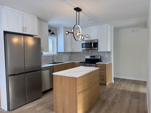 11400 105 Avenue, Fairview, AB - Indoor Photo Showing Kitchen With Stainless Steel Kitchen