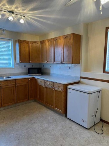 #3-1006 3Rd Avenue, Beaverlodge, AB - Indoor Photo Showing Kitchen