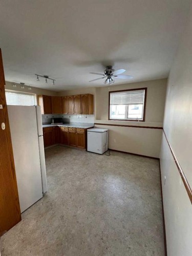 #3-1006 3Rd Avenue, Beaverlodge, AB - Indoor Photo Showing Kitchen