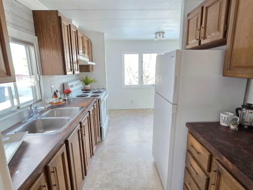 9707 104 Avenue, Clairmont, AB - Indoor Photo Showing Kitchen With Double Sink