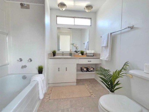 9707 104 Avenue, Clairmont, AB - Indoor Photo Showing Bathroom