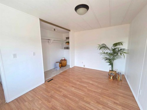 9707 104 Avenue, Clairmont, AB - Indoor Photo Showing Other Room