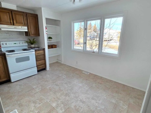 9707 104 Avenue, Clairmont, AB - Indoor Photo Showing Kitchen