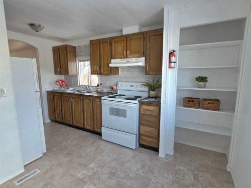 9707 104 Avenue, Clairmont, AB - Indoor Photo Showing Kitchen With Double Sink