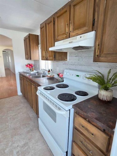 9707 104 Avenue, Clairmont, AB - Indoor Photo Showing Kitchen With Double Sink