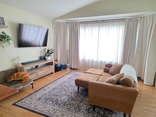 58 Pinnacle Crossing, Grande Prairie, AB - Indoor Photo Showing Living Room