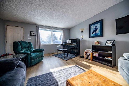 10226 111 Avenue, Grande Prairie, AB - Indoor Photo Showing Living Room