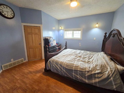 4704 47 Avenue, Spirit River, AB - Indoor Photo Showing Bedroom