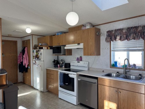 10405 99 Street, Fairview, AB - Indoor Photo Showing Kitchen With Double Sink