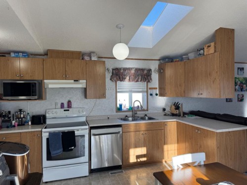10405 99 Street, Fairview, AB - Indoor Photo Showing Kitchen With Double Sink
