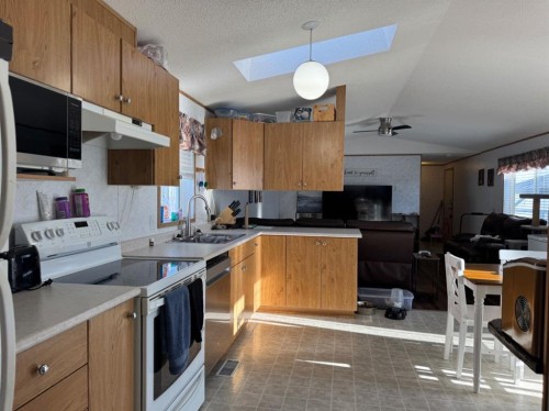 10405 99 Street, Fairview, AB - Indoor Photo Showing Kitchen