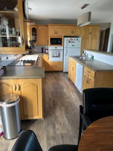 18142 Township Road 1102, Rural Mackenzie County, AB - Indoor Photo Showing Kitchen