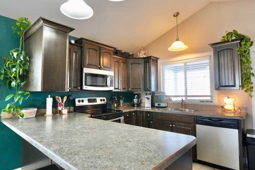 9122 130 Avenue, Peace River, AB - Indoor Photo Showing Kitchen With Double Sink
