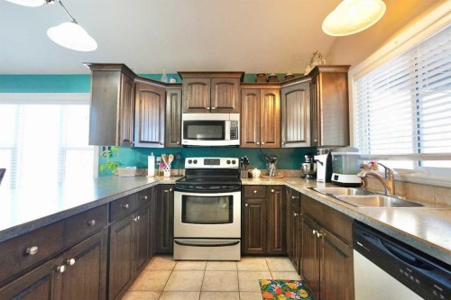 9122 130 Avenue, Peace River, AB - Indoor Photo Showing Kitchen With Double Sink