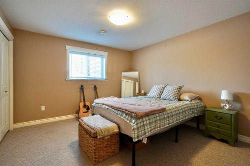 9122 130 Avenue, Peace River, AB - Indoor Photo Showing Bedroom