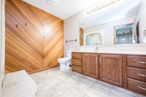 9818 75 Avenue, Grande Prairie, AB - Indoor Photo Showing Bathroom