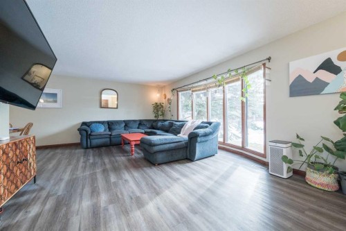 9818 75 Avenue, Grande Prairie, AB - Indoor Photo Showing Living Room