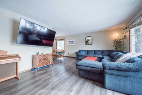 9818 75 Avenue, Grande Prairie, AB - Indoor Photo Showing Living Room