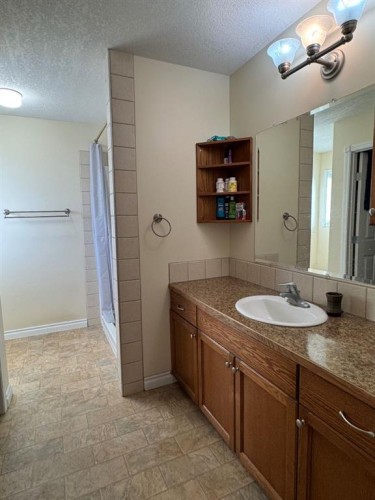 11404 105 Avenue, Fairview, AB - Indoor Photo Showing Bathroom
