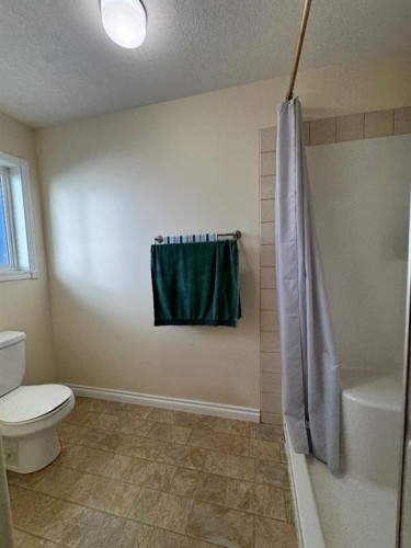 11404 105 Avenue, Fairview, AB - Indoor Photo Showing Bathroom