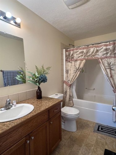 11404 105 Avenue, Fairview, AB - Indoor Photo Showing Bathroom