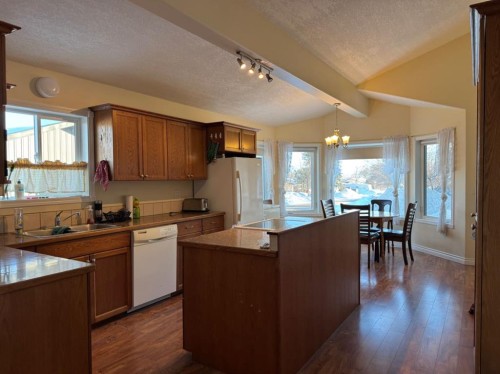 11404 105 Avenue, Fairview, AB - Indoor Photo Showing Kitchen With Double Sink