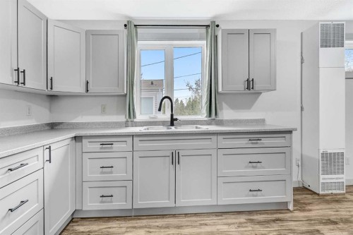 10320 105 Avenue, Hythe, AB - Indoor Photo Showing Kitchen